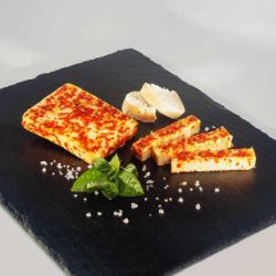 Steirischer Schafkäse in Chili und Paprika angerichtet